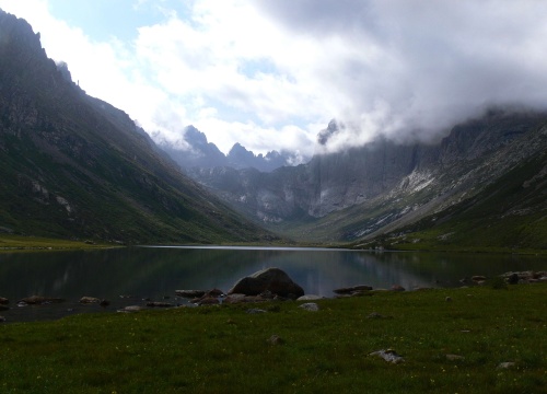 Posvátné jezero v pohoří Ňenbo Juce. Foto: Daniel Berounský 2011.