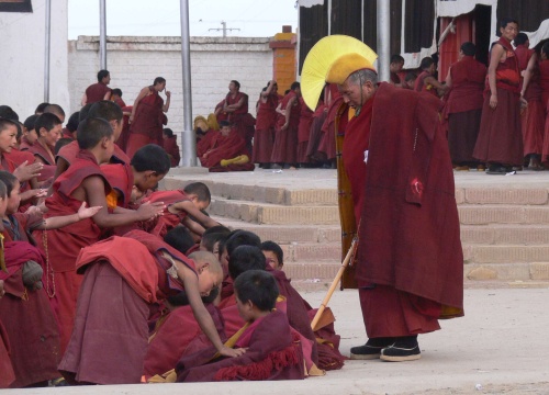 Výuka mladých mnichů v klášteře Kírti, Ngawa. Foto: Daniel Berounský 2006.